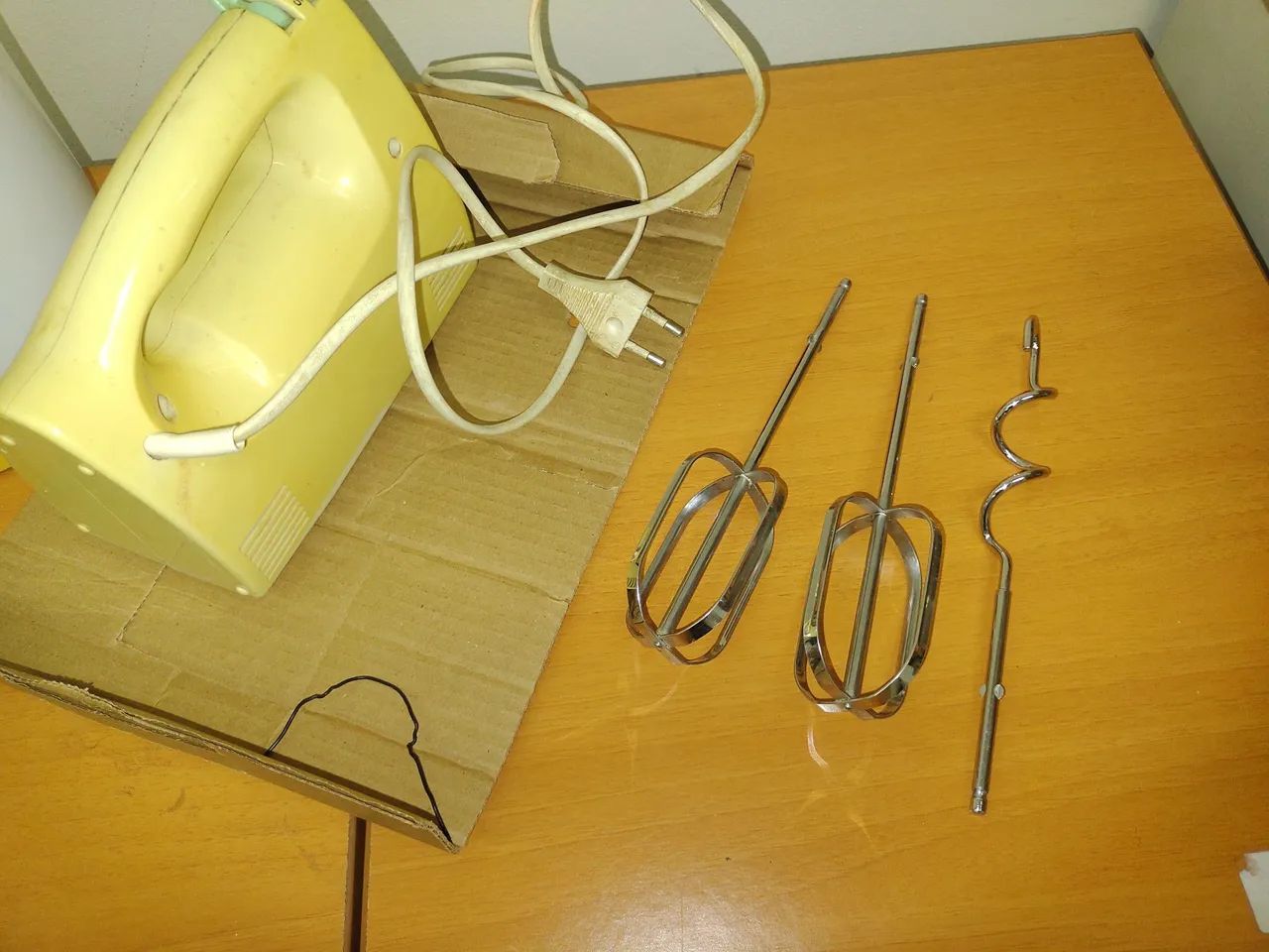 Batedeira Faet, antiga, funcionando, com acessórios. - Foto 2