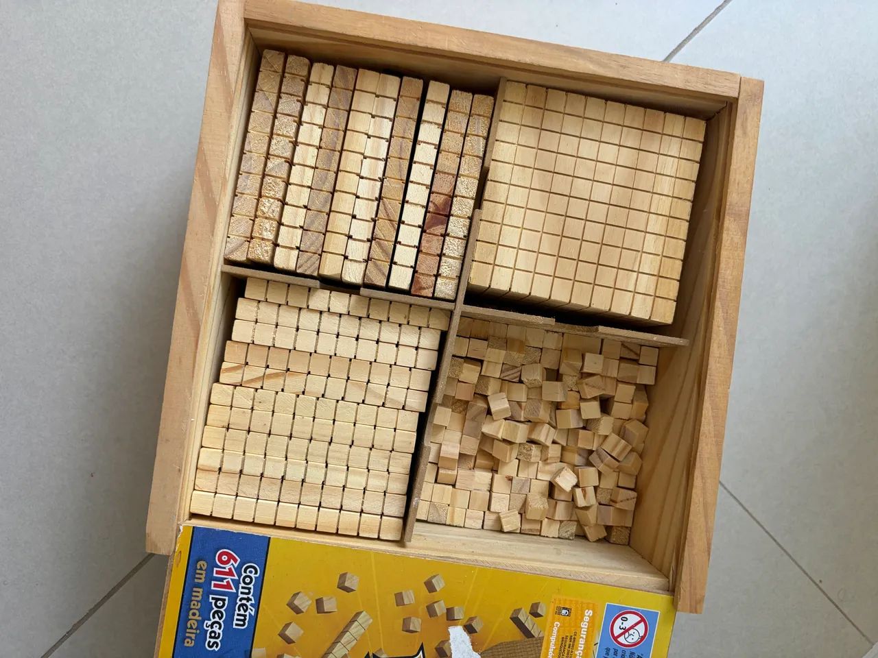 Material dourado 611 peças 