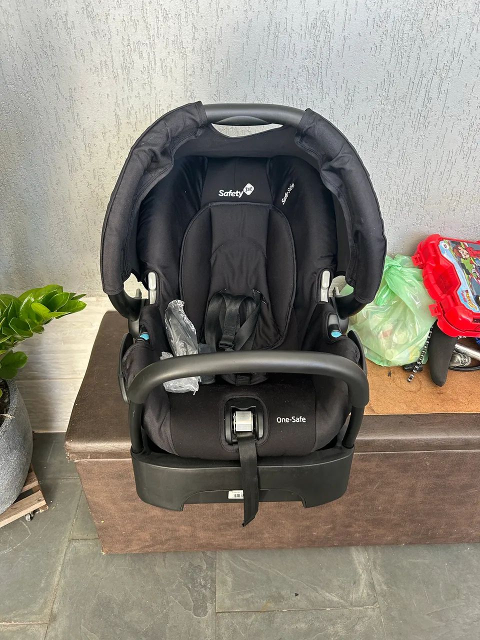 Carrinho de bebê com bebê conforto 