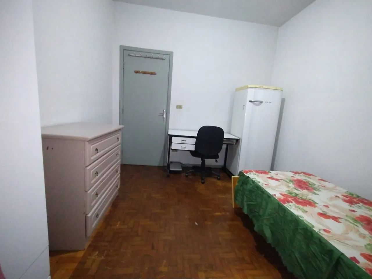 Alugo quarto para rapazes