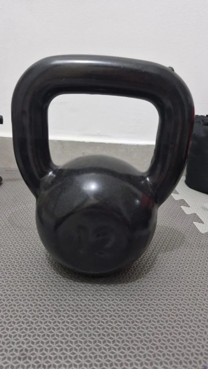 Par de halteres 5kg + katlebell 12kg