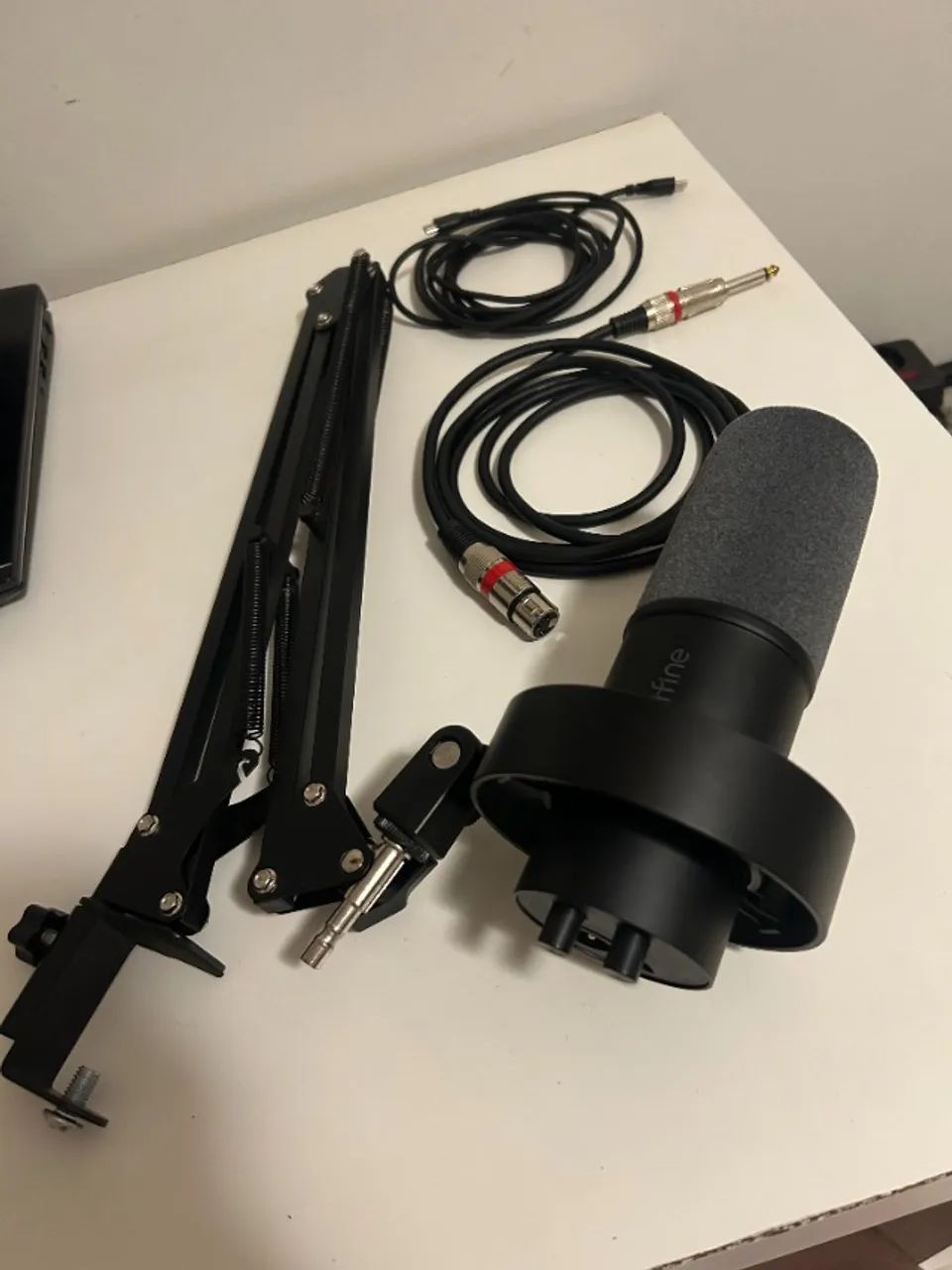 Microfone Dinâmico Fifine K688 USB/XLR + Braço Articulado + Cabos - Kit Completo