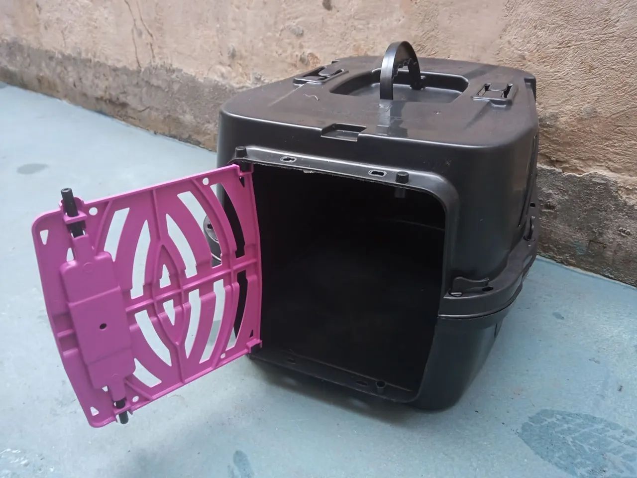 Caixa de transporte para gato com pente, comedouro, whiskas e 2 brinquedos - Foto 2