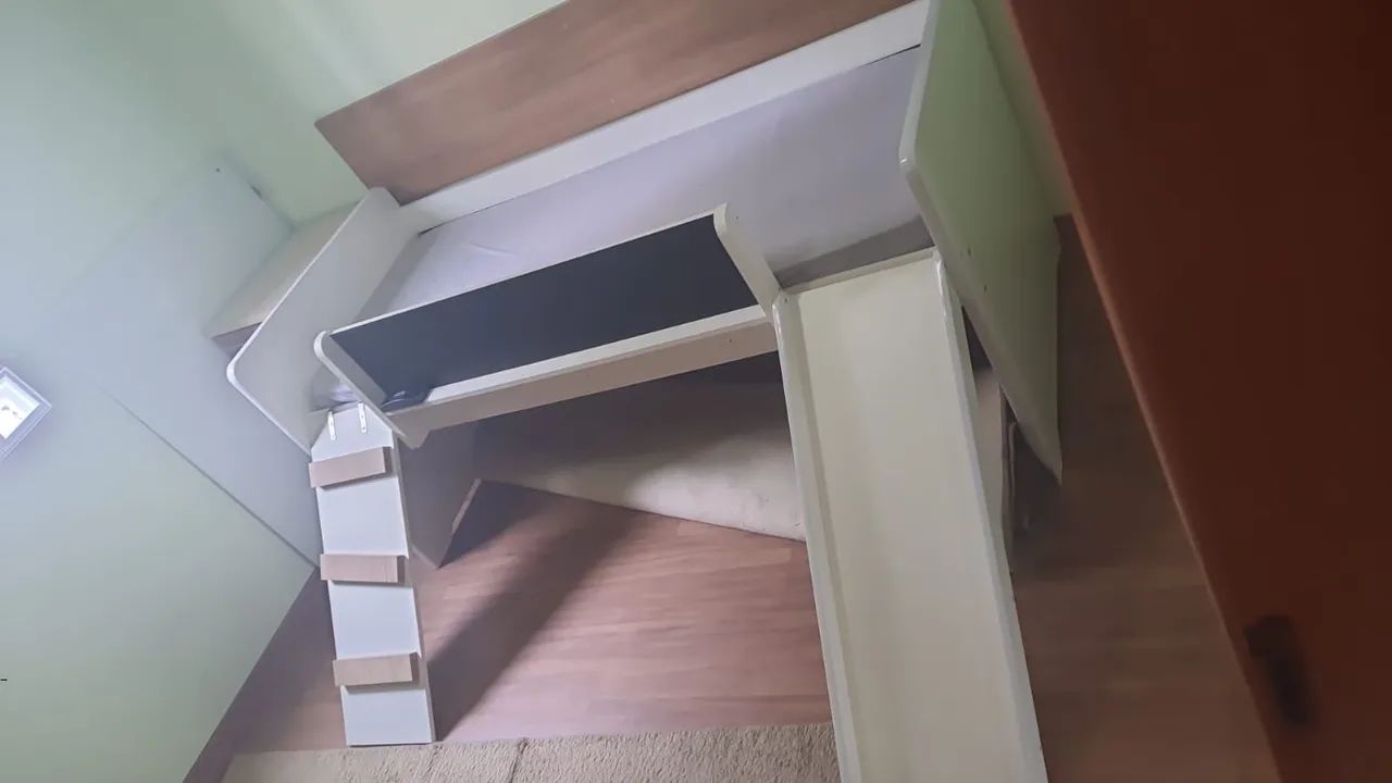 Cama infantil com escorregador 
