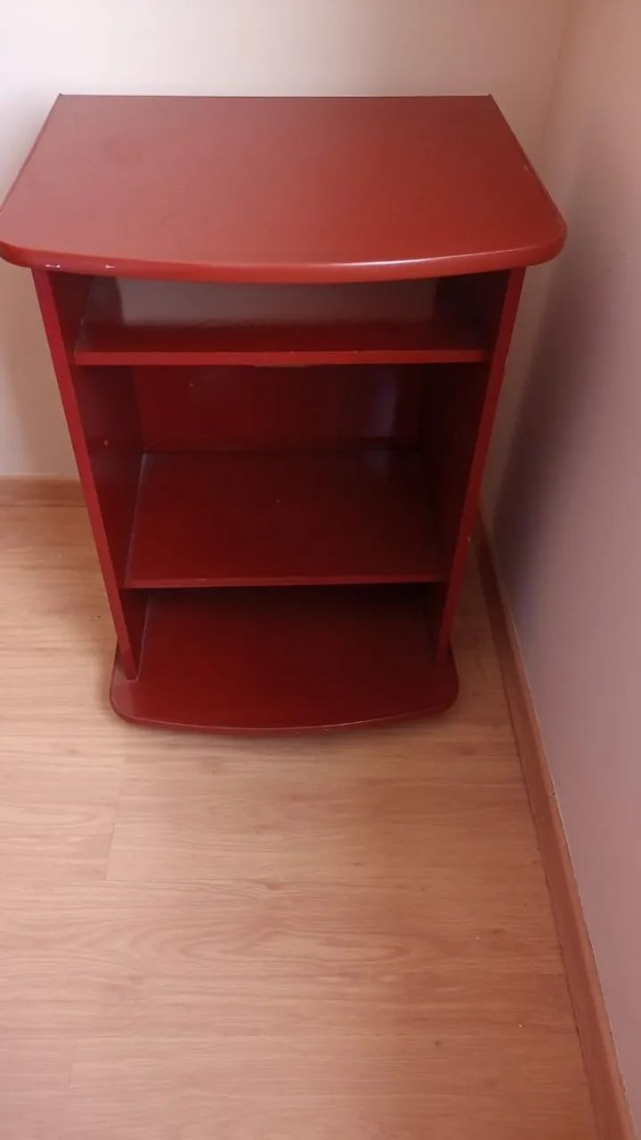 Rack pequeno com prateleiras em mogno para tv, som e etc.