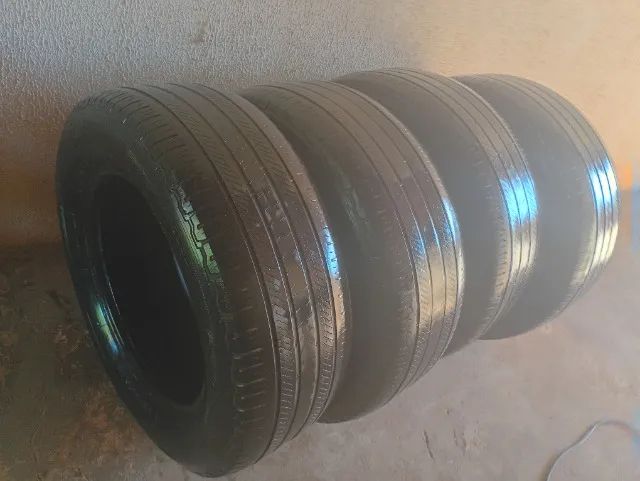 Pneu MICHELIN  R18/265/60, meia vida, em ÓTIMO ESTADO, por 400 reais cada um...