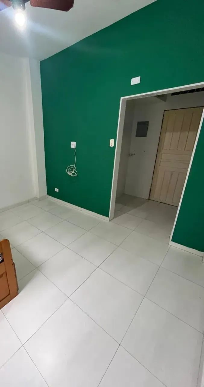 Kitnet lado praia, próximo a todo tipo de comércio - Foto 2