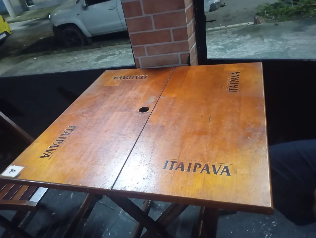 Mesas de madeira para bar com cadeiras.