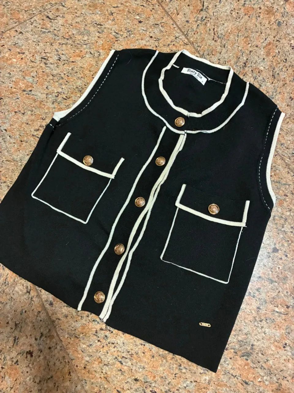 Blusa preta e branca da Sixty Six M