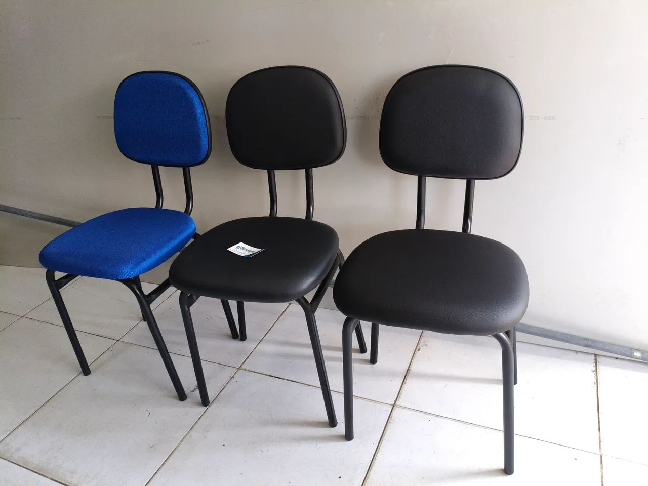 Cadeira fixa com forro novo . - Foto 2