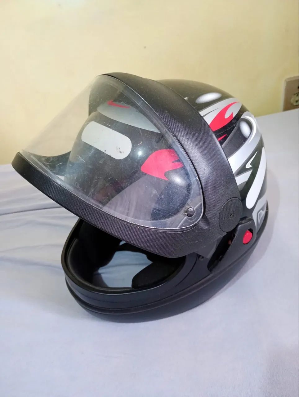 Vende-se 2 capacetes com preço de 1  - Foto 2