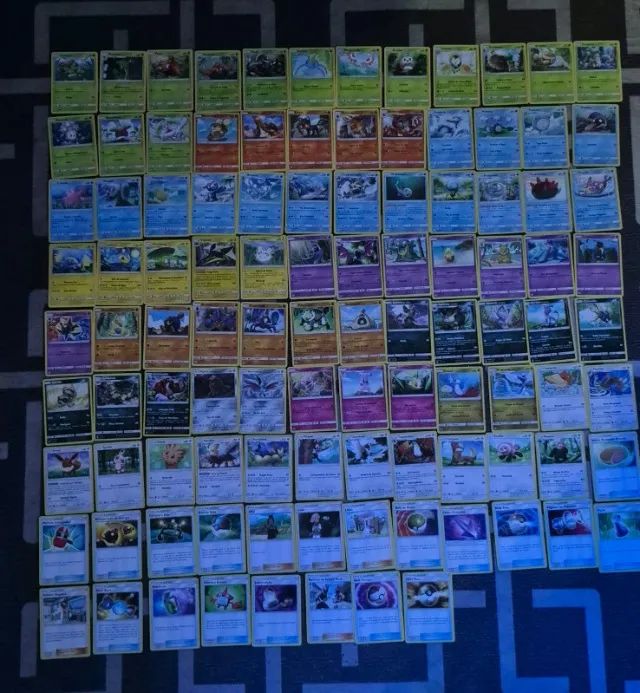 Lote com 104 cartas pokemon bordas amarelas