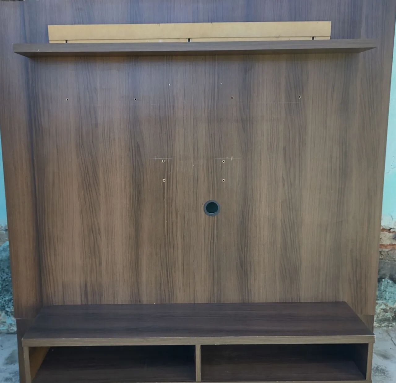 Painel com nichos e prateleira.