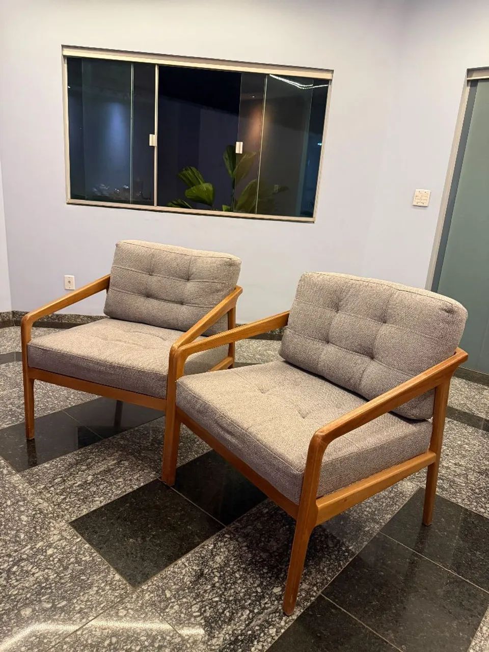 Vende-se poltronas lindas pela metade do preço.