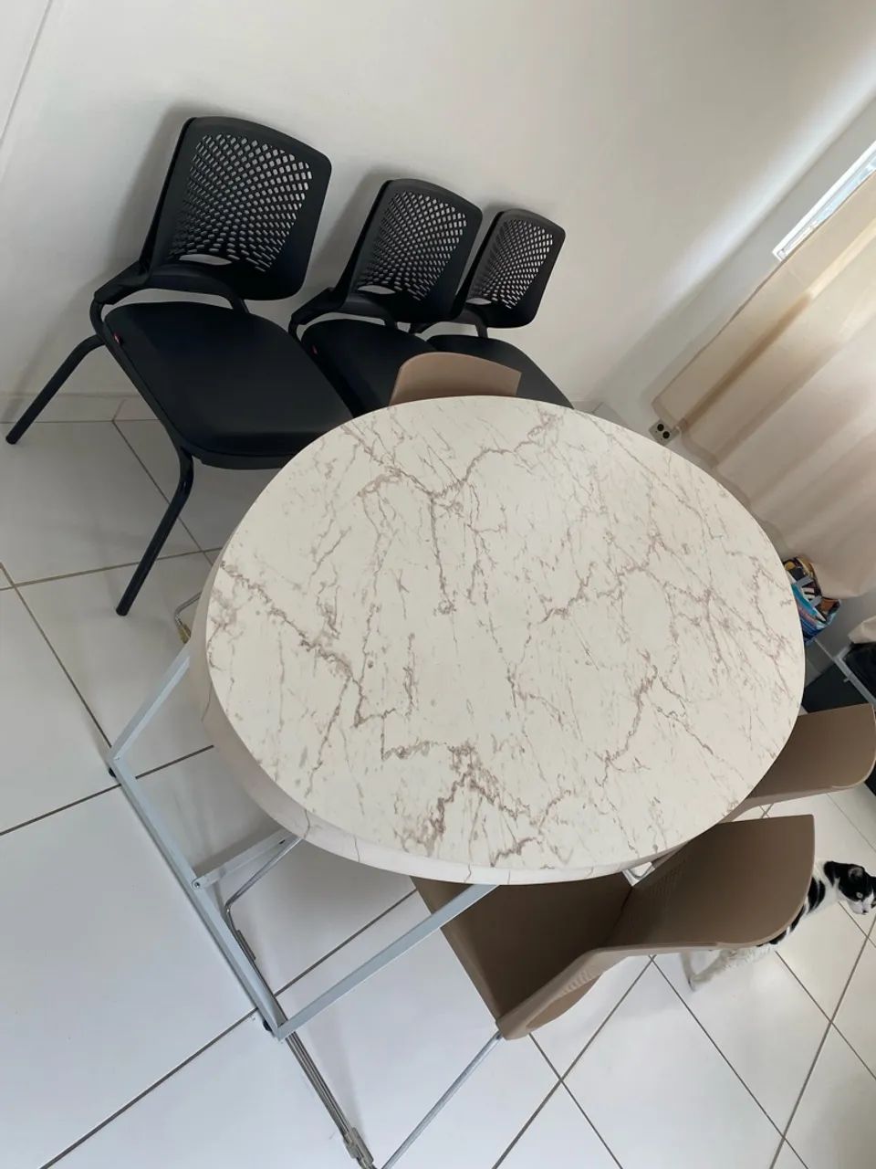 Mesa e cadeiras para escritório 