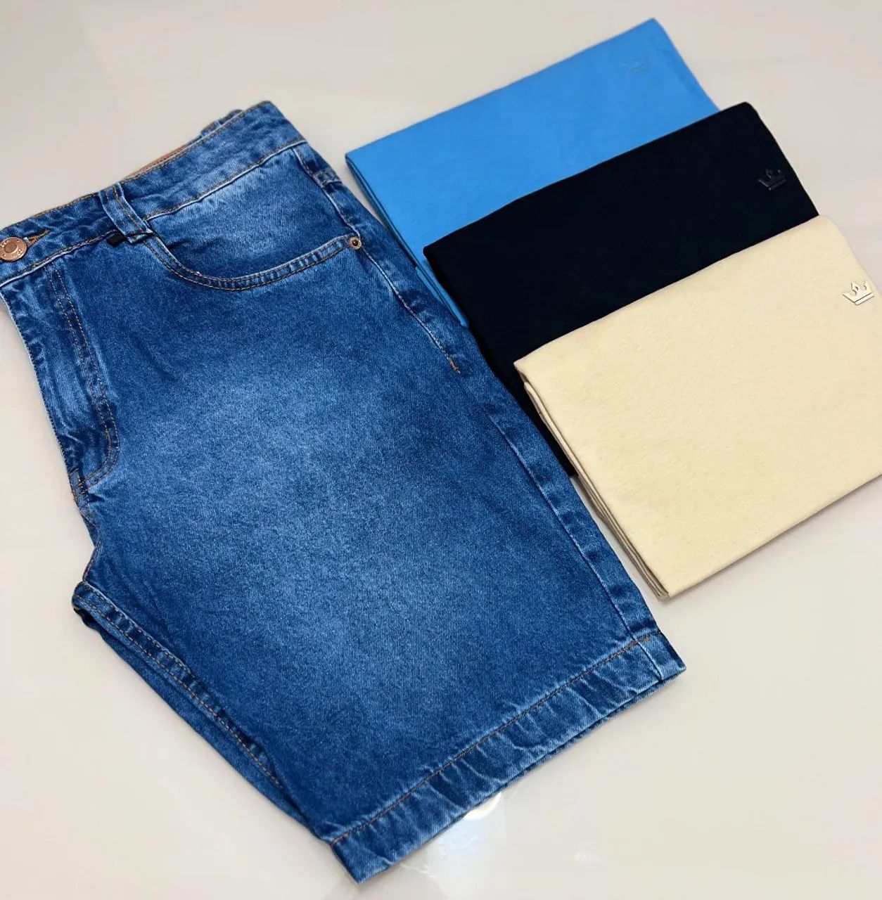 Combo : 1 Jeans + 3 camisas  básicas 