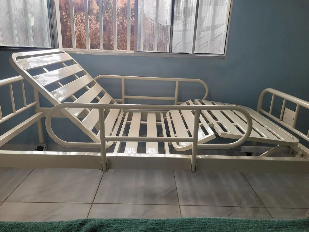 Cama Hospitalar 2 Manivelas Supermedy e Colchão Hospitalar D-28 com capa impermeável. - Foto 4
