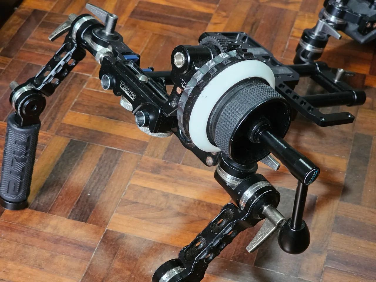 Tilta TT-03-TL DSLR Shoulder Rig com Follow Focus e contrapeso - Foto 3