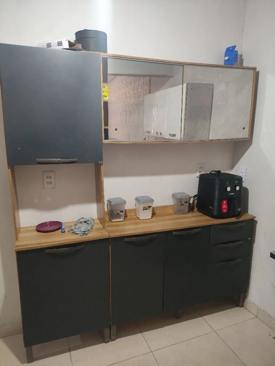 Vendo armário, guarda roupa e mesa 