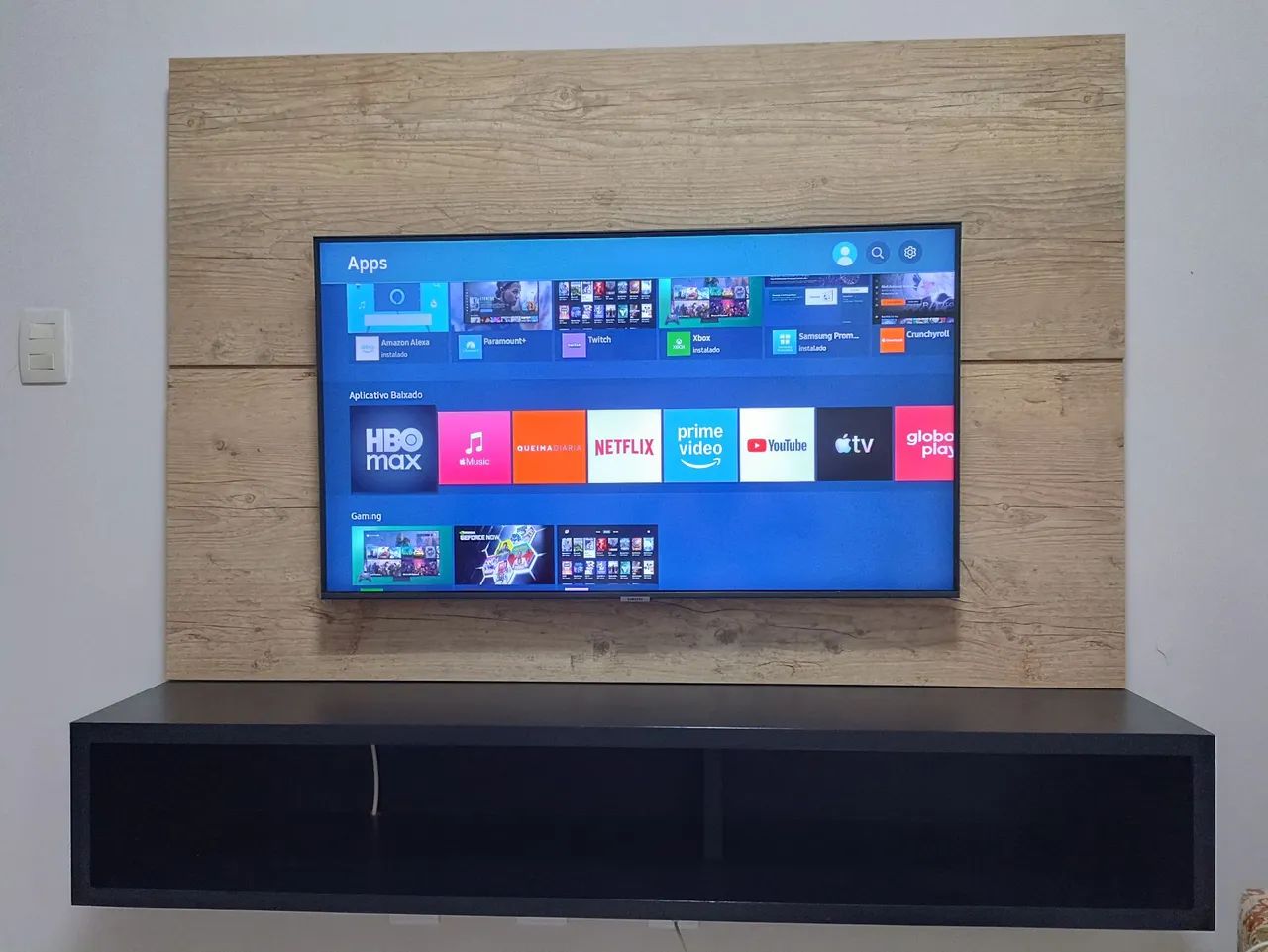 Smart Tv com painel e rack