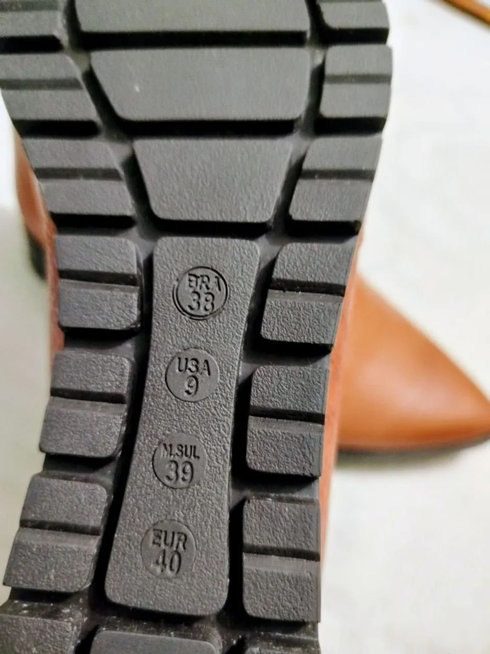Bota feminina cano curto de couro  - Foto 2