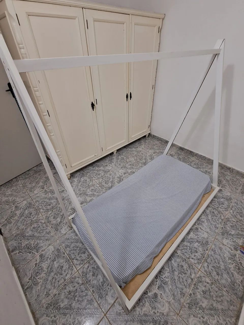Cama montessoriana e cômoda infantil - Foto 3