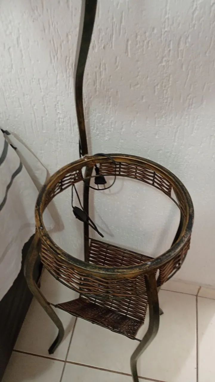 Vendo 2 abajures de ferro trabalhado 200 cada - Foto 2