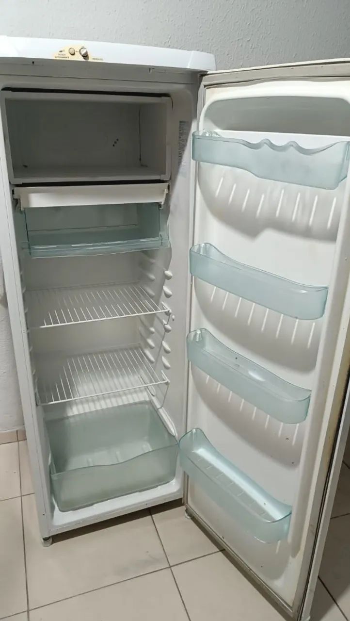 Geladeira Eletrolux gelo seco muito bem conservada - Foto 4