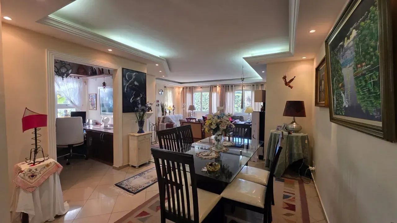 Casa térrea em condomínio | 3 suítes | 6 vagas | Cotia