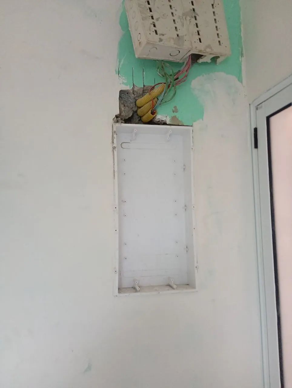 Eletricista : Residencial -  Comercial - Condomínio - Predial.
