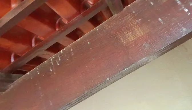 Varanda com telhas e madeiras novas  - Foto 2