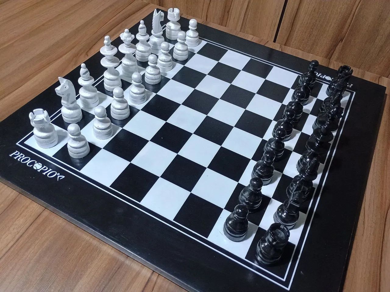 Jogo de xadrez em madeira com tabuleiro 