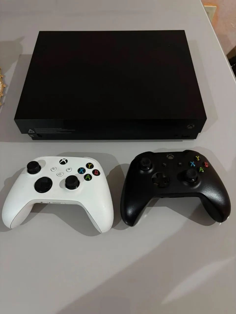 Xbox One x com dois controles