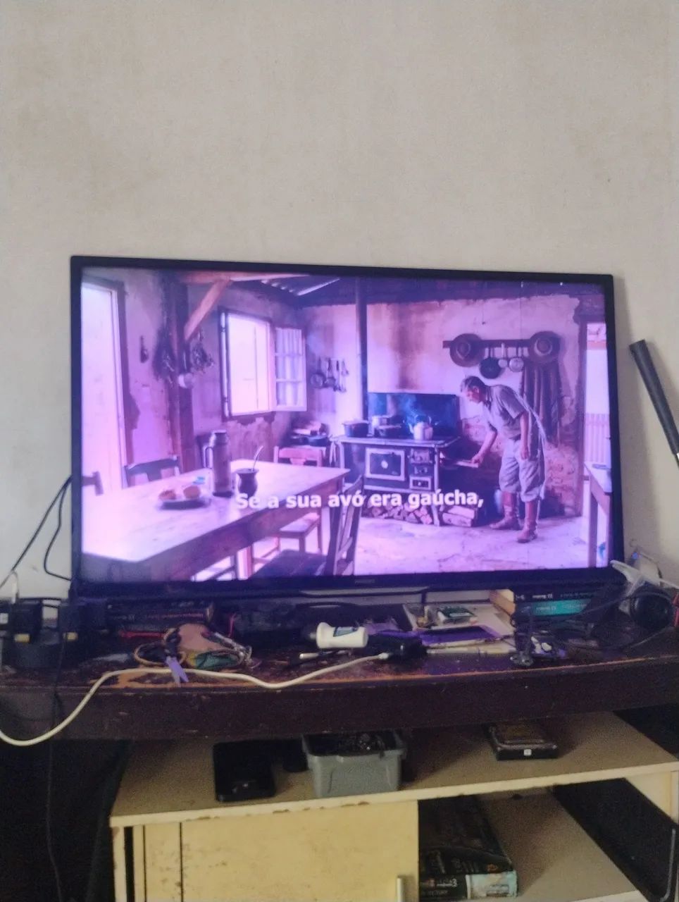 Vendo uma tv 46 polegadas Philips não e smartv.