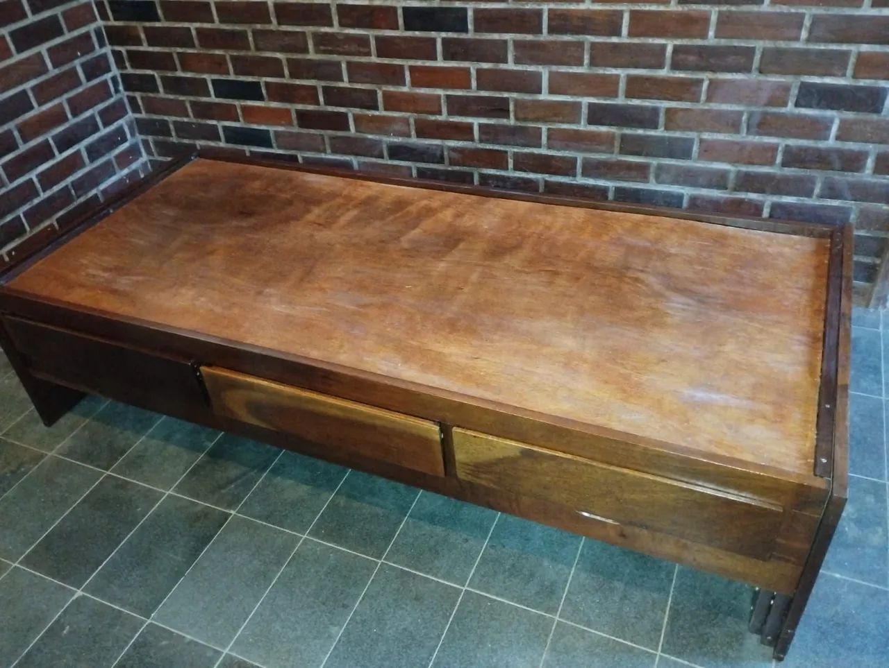 Vendo cama solteiro em madeira com 03 gavetas