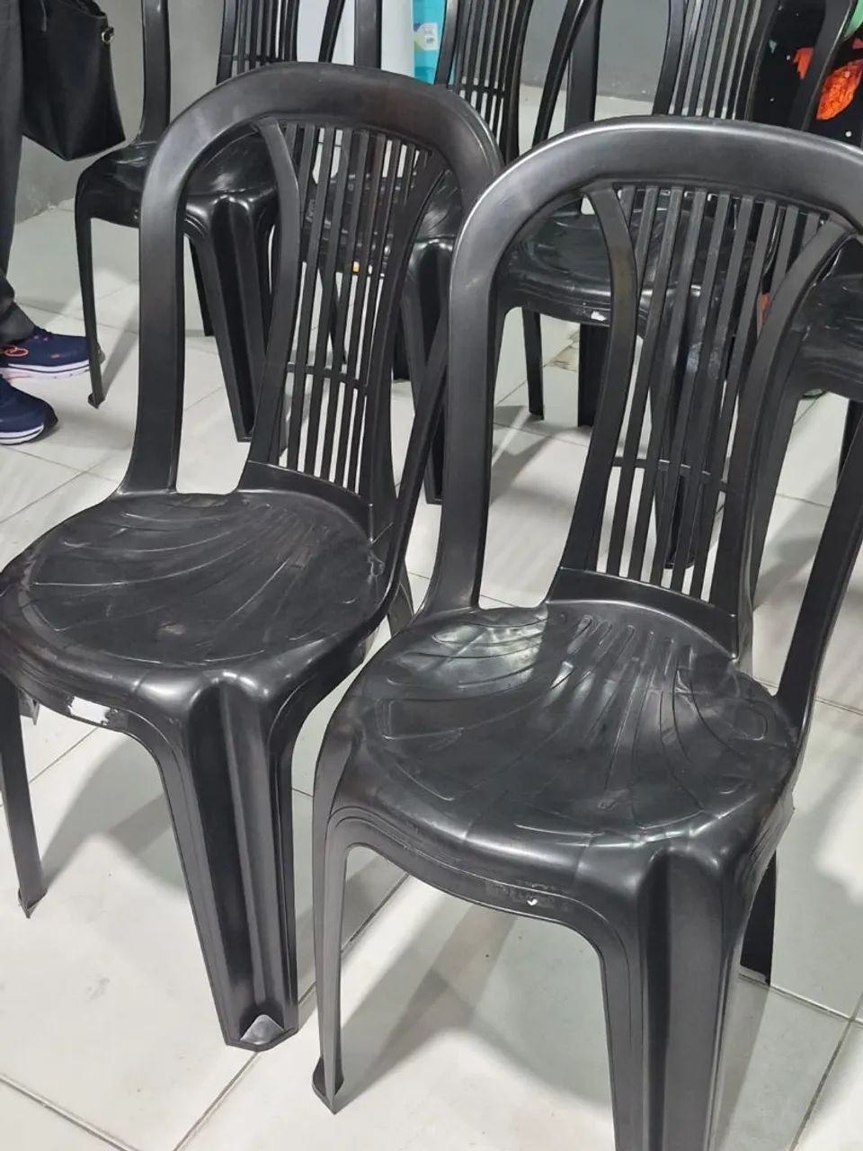 19 cadeiras pretas de plástico 30 reais cada