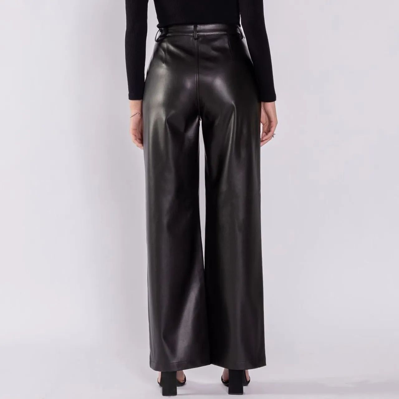 Calça Wig Leg com bolso em couro - Foto 2