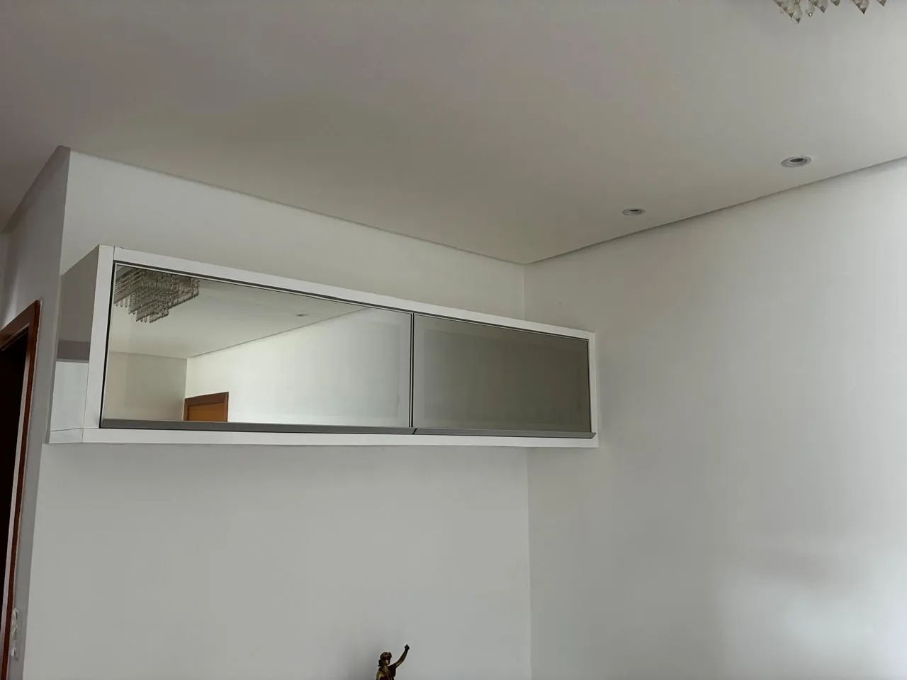 Armário aéreo com vidro reflecta