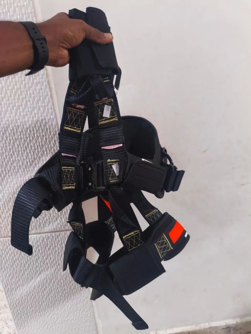 Cinto de segurança tipo paraquedista com cinturão abdominal e perneiras acolchoadas, 