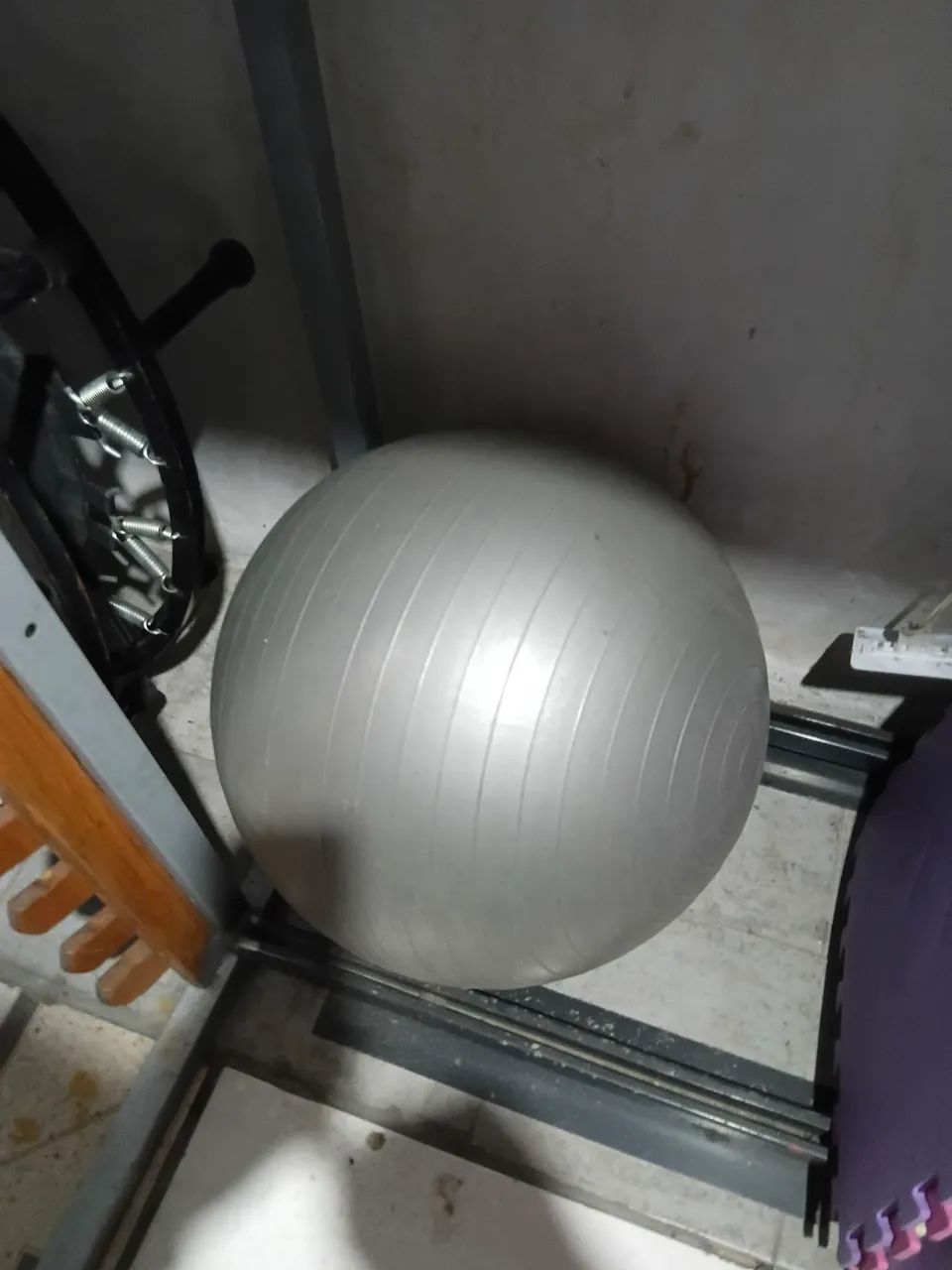 Tenho 4 bolas de pilates 65cm  - Foto 2