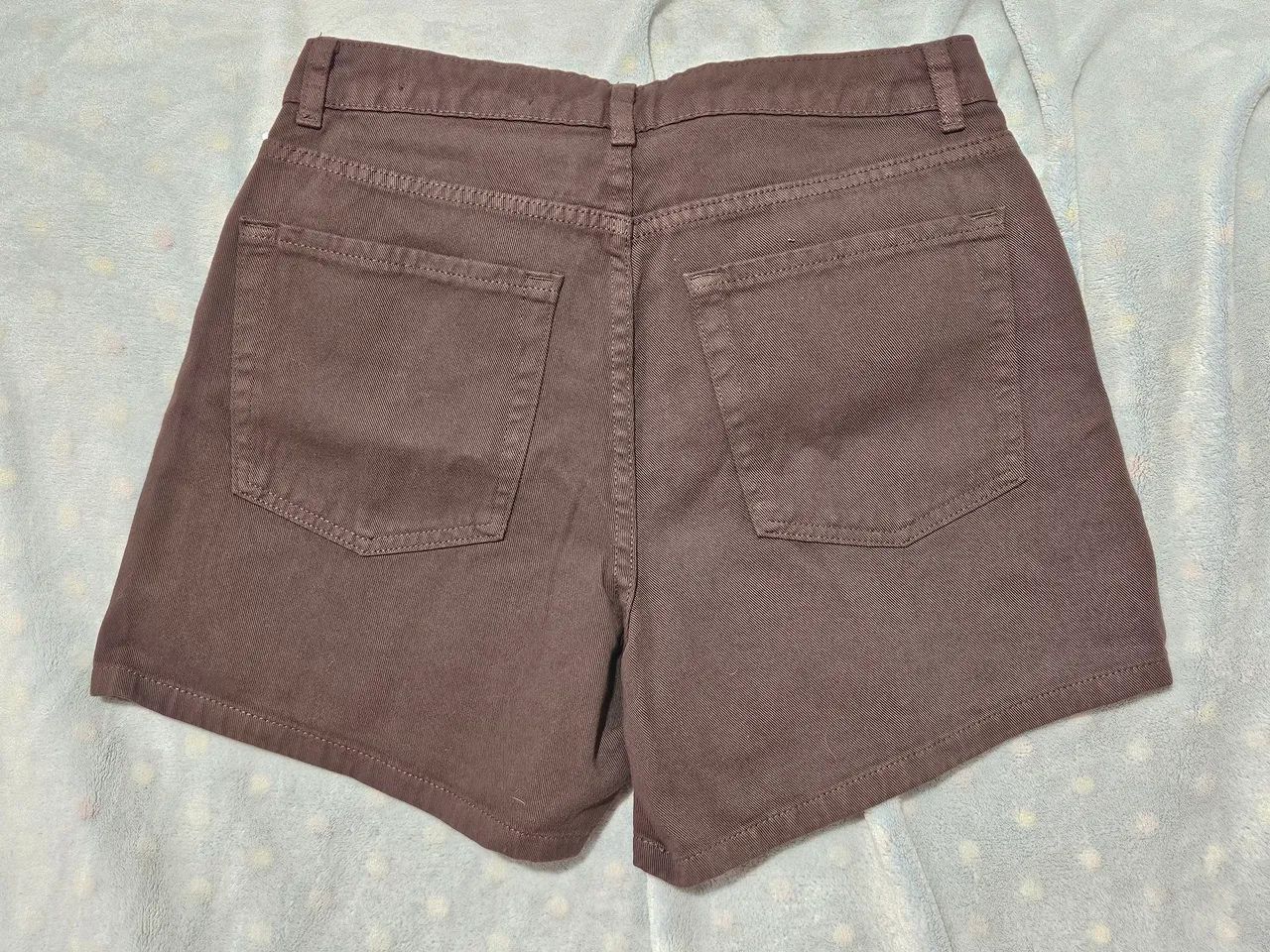 SHORT REGULAR EM SARJA COM CINTURA ALTA E BOLSO FACA MARROM - Foto 2