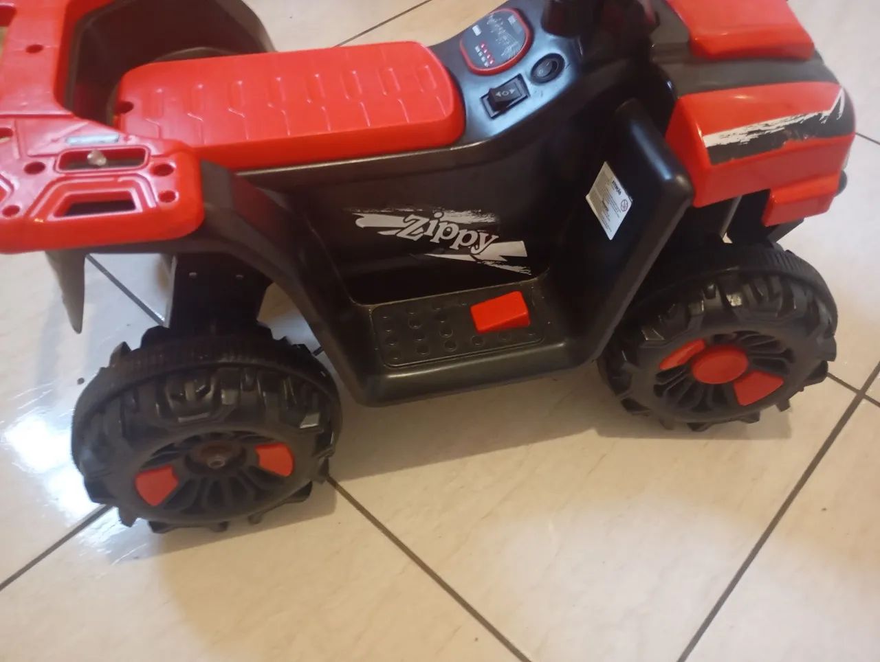 Jeep Elétrico vermelho 
