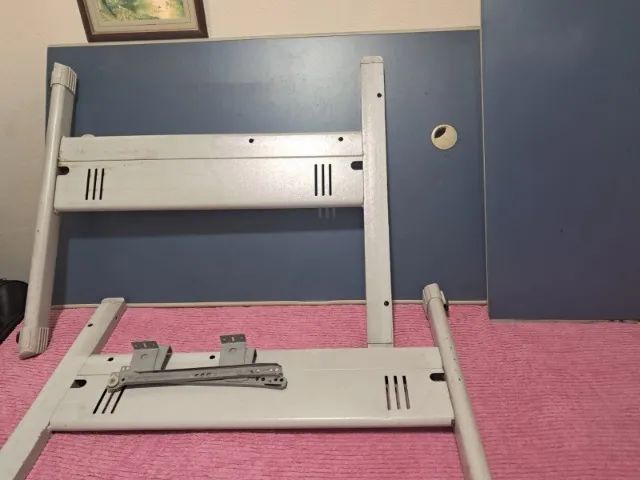 Mesa de escritório com cadeira fixa.  - Foto 2