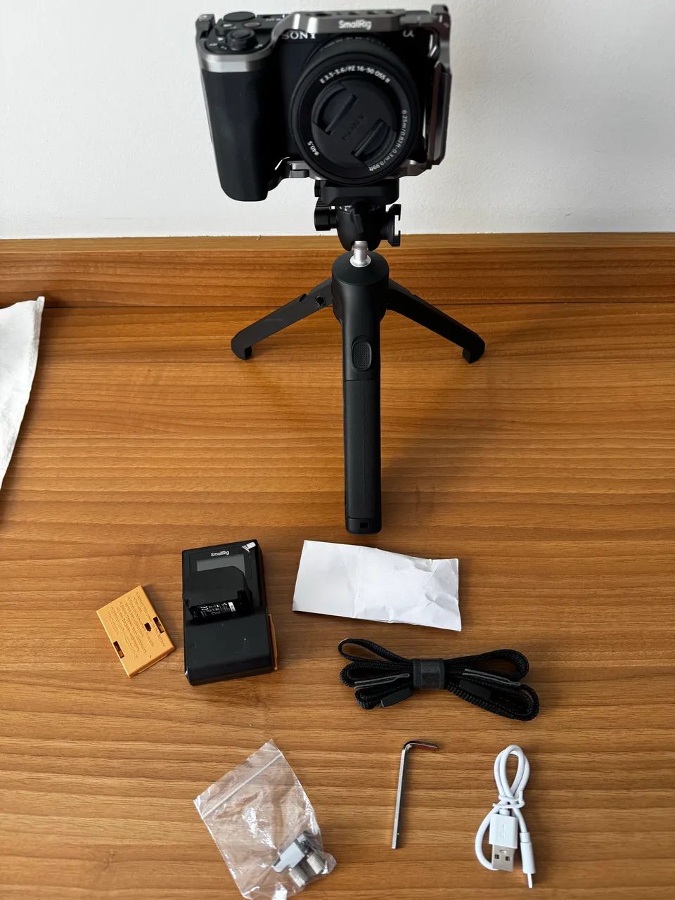 Combo Sony ZV-E10 II + Gaiola SmallRig + 2 bateria extras SmallRig+ Tripé Ulanzi tt38 - Foto 5