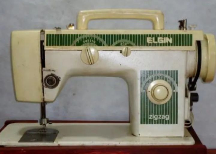 Máquina de Costura Elgin Zig Zag 