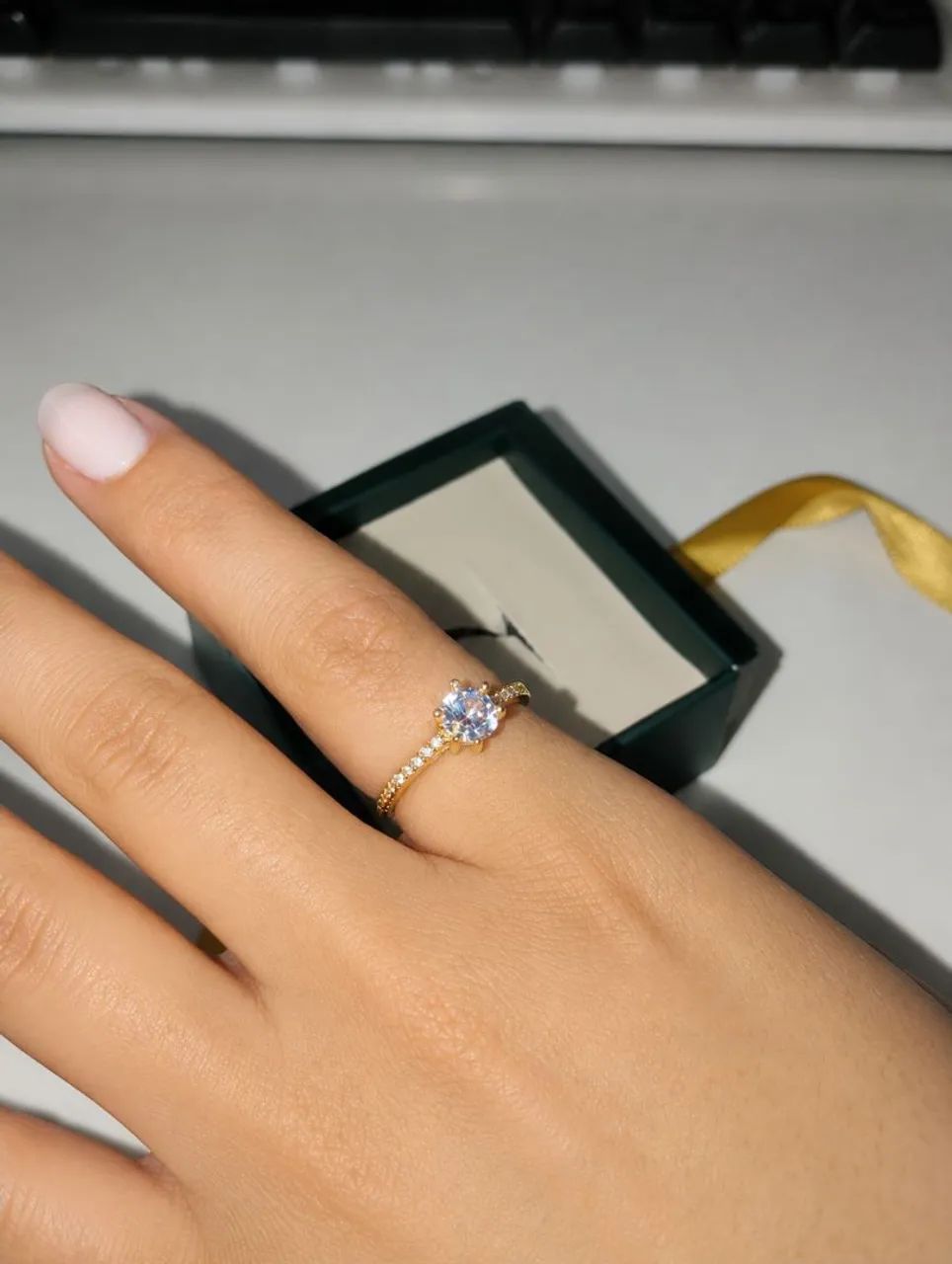 Anel com Pedra Rara em Ouro 18k - Foto 2