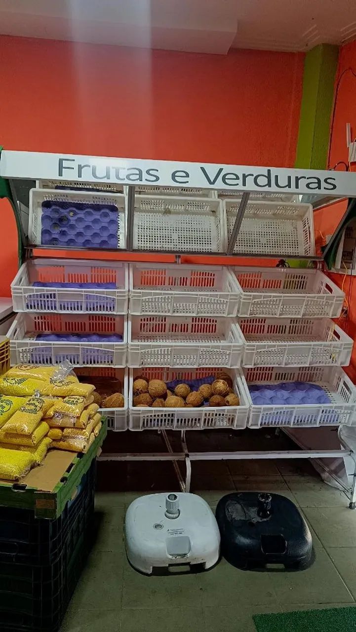 Vendo bancas,fruteira expositora de frutas e verduras,balança e potes de tempero  - Foto 4