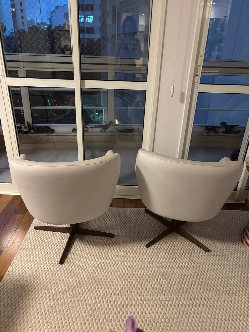Par de poltronas giratórias Brentwood cinza clara - Foto 3