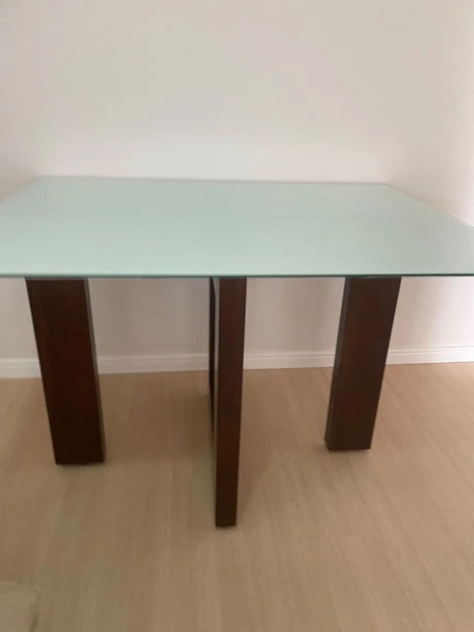 Mesa com 4 lugares com tampo de vidro 