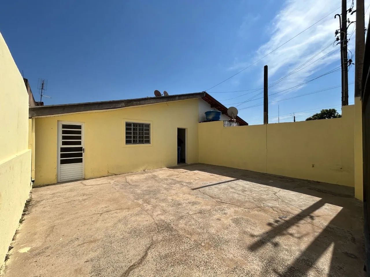 Casa com 02 dormts, sala, coz e quintal e 02 vagas.